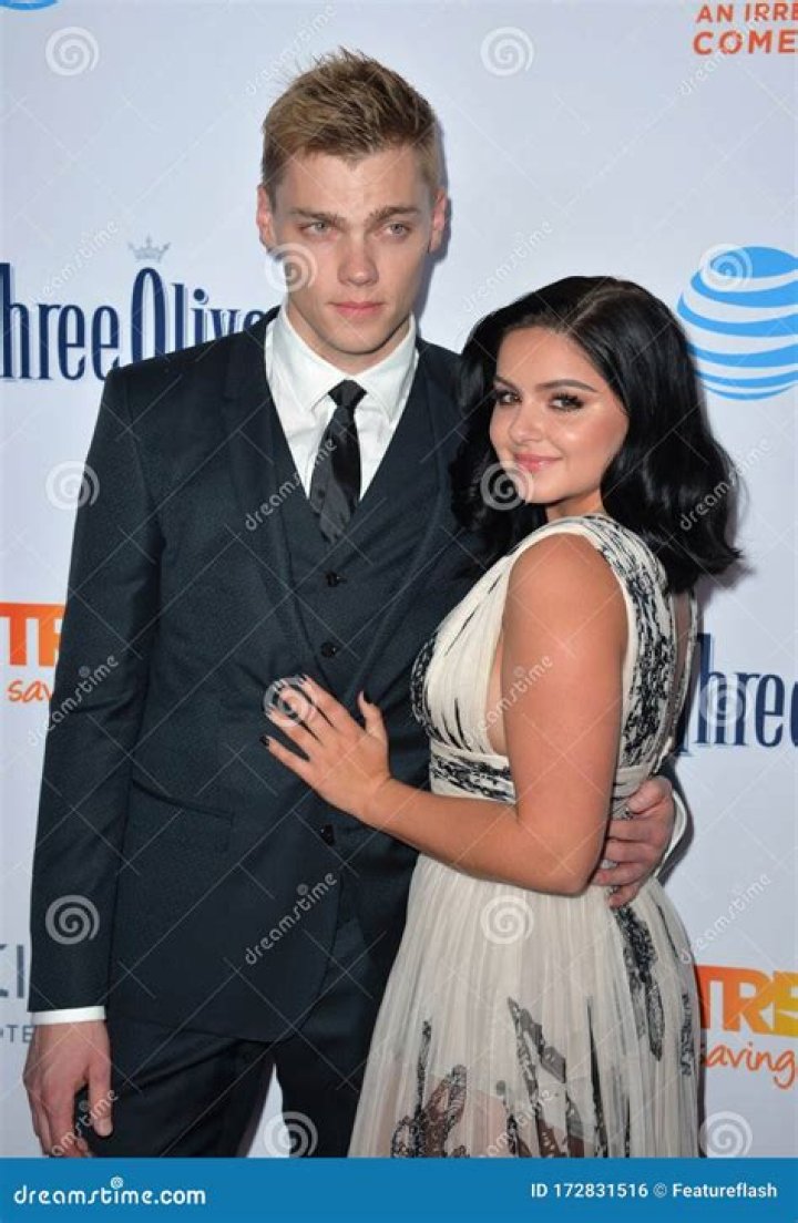 Ariel Winter & Levi Meaden’s Sexiest PDA Pics