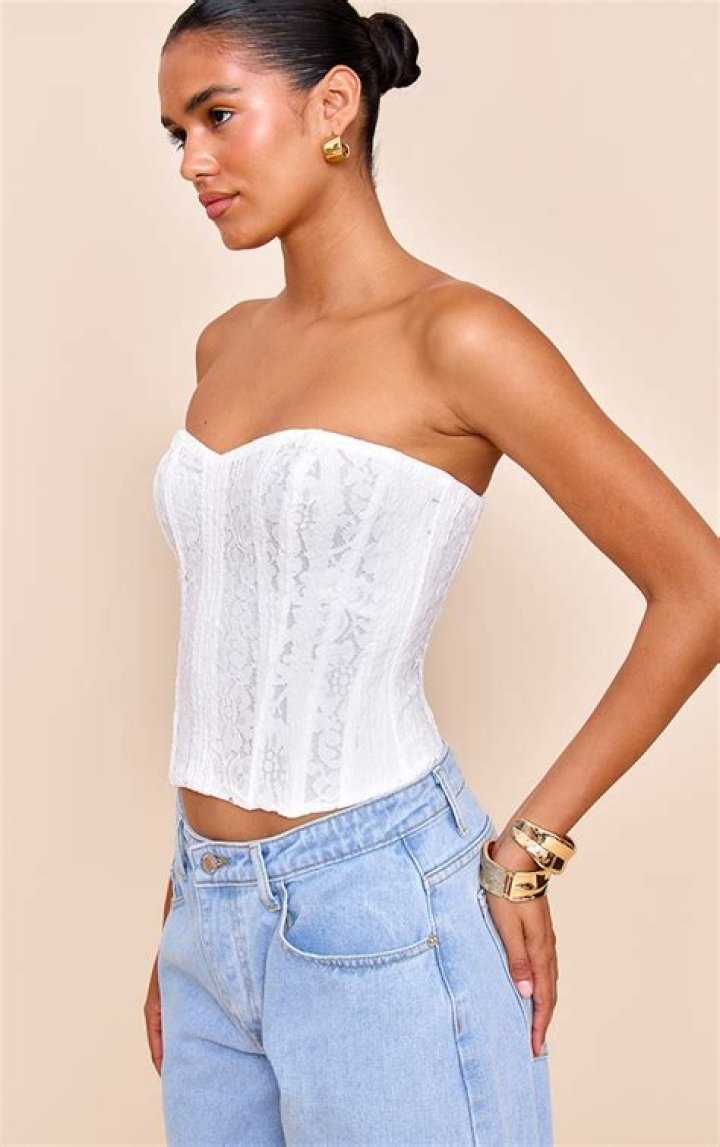 Beyoncé Rocks A White Bustier Top & Jacquard Mini Skirt In New Italy Vacation Photos With Jay-Z — Photos