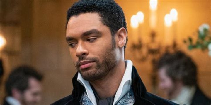 ‘Bridgerton’s Steamy Regé-Jean Page Makes Aidy Bryant, Ego Nwodim & Chloe Fineman Swoon On ‘SNL’