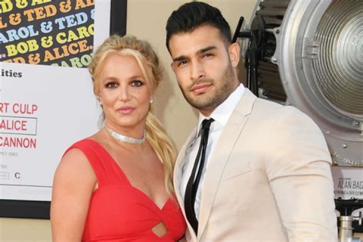 Britney Spears Snuggles Up To Sam Asghari & Dog Sawyer On ‘Magical’ Vacation: Watch
