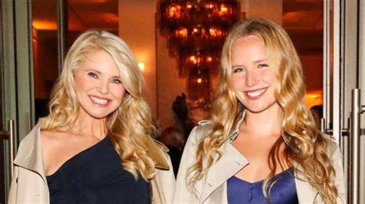 Christie Brinkley’s Stunning Lookalike Daughter Sailor, 22, Rocks Cute Bikini In New Pics