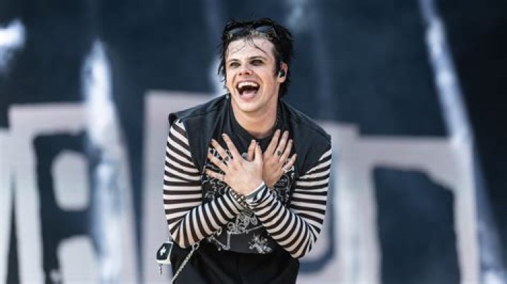 Halsey Glows While Performing ‘First Love Song’ For Benefit Show Amid Yungblud Reunion Rumors