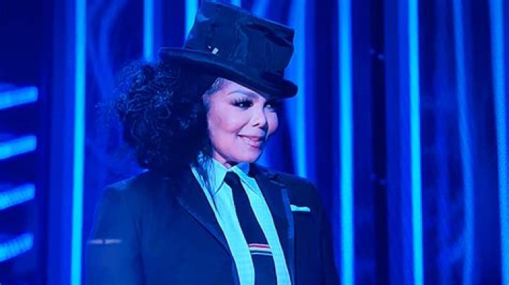 Janet Jackson Presents Icon Award To Mary J. Blige At Billboard Music Awards – Hollywood Life