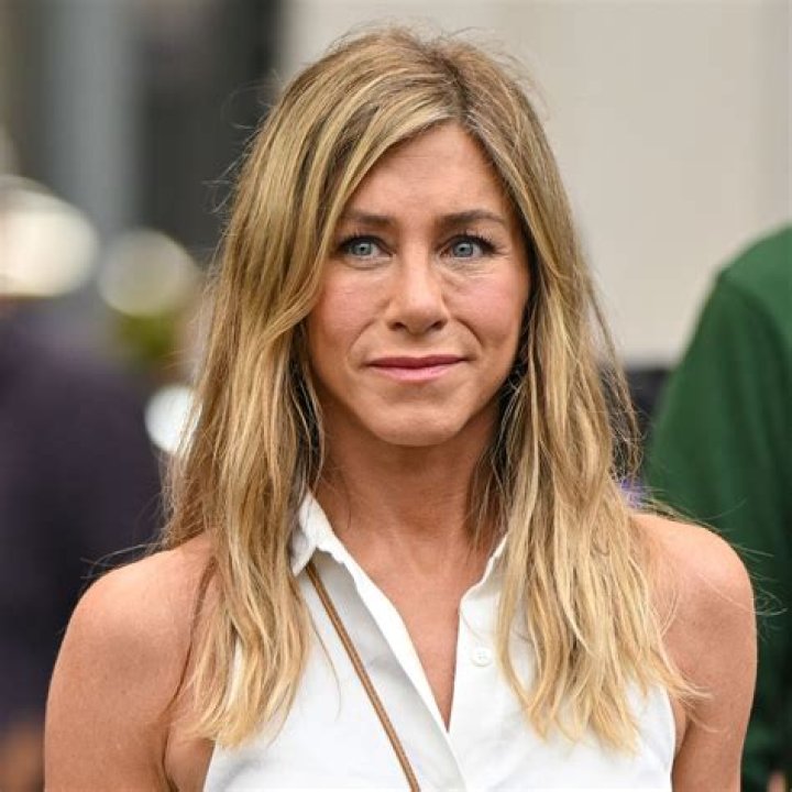 Jennifer Aniston Treats a Pimple With This Drying Lotion & It’s Under $15