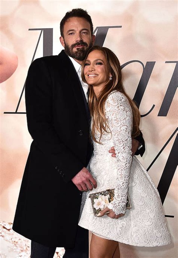 Jennifer Lopez & Ben Affleck Snuggle In Airplane Video – Hollywood Life