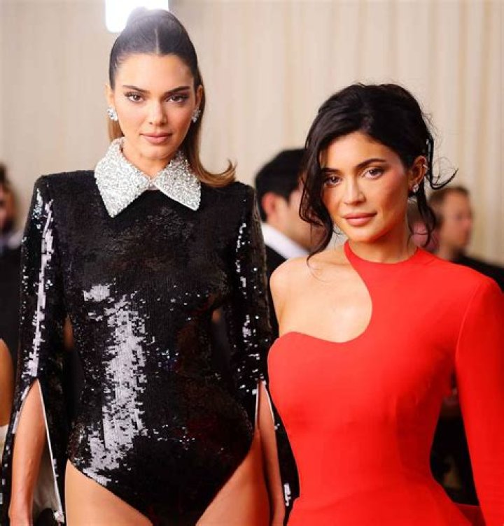 Kendall Jenner, Kourtney Kardashian & Bella Hadid Sizzle In Miami – Hollywood Life