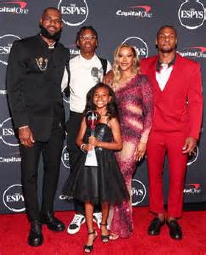 LeBron James & Wife Savannah Celebrate His 35th BDay At The Strip Club – Hollywood Life