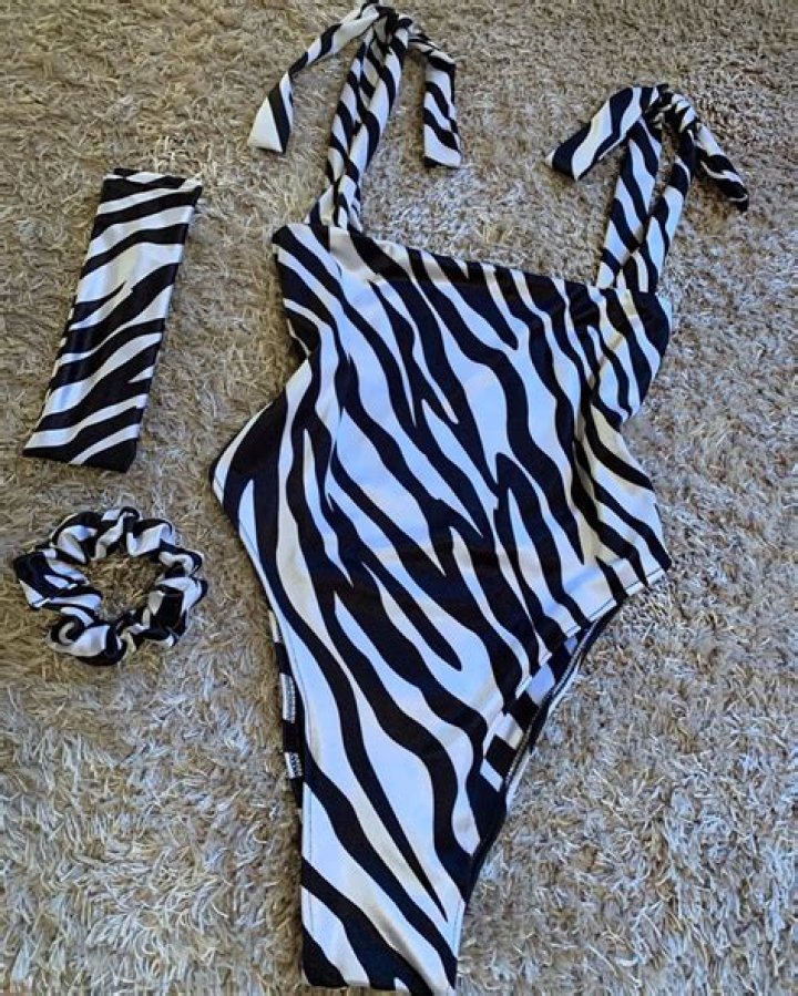 Lisa Rinna Wows In A Zebra Print Swimsuit: Photos – Hollywood Life