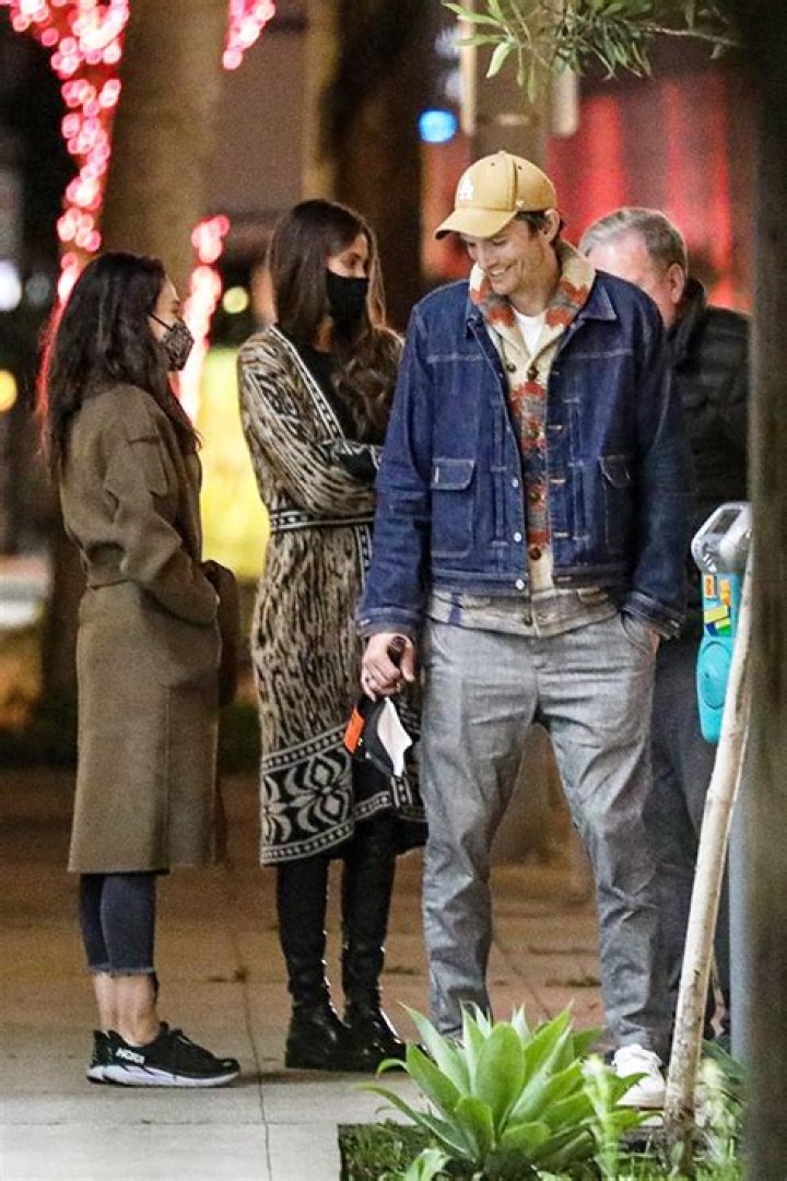 Mila Kunis & Ashton Kutcher Have A Sushi Date Night — Photos – Hollywood Life