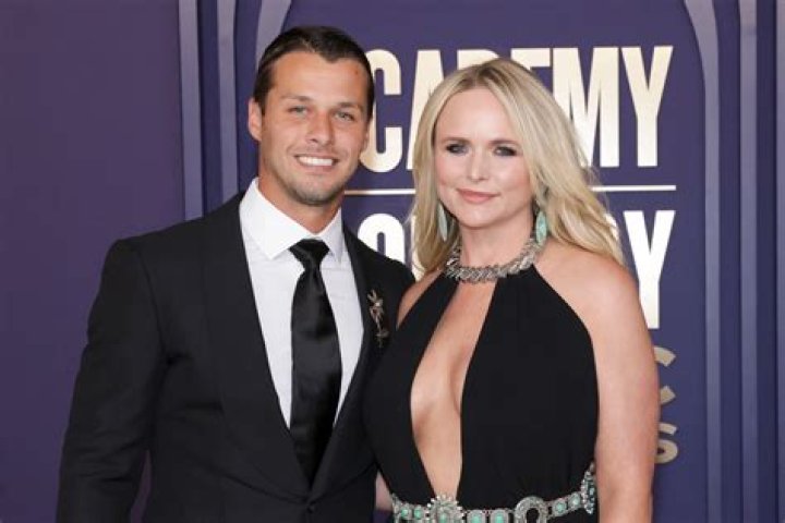 Miranda Lambert’s Dating History — PHOTOS – Hollywood Life