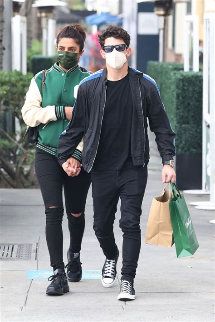 Nick Jonas & Priyanka Chopra Hold Hands In Beverly Hills: Photos – Hollywood Life