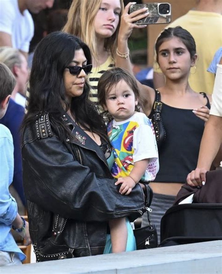 [PICS] Kourtney Kardashian’s Daughter Penelope Falls After Being Hit By Car Door – Hollywood Life