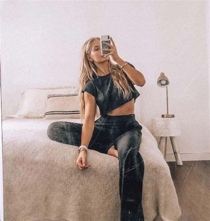 See Mirror Selfies – Hollywood Life