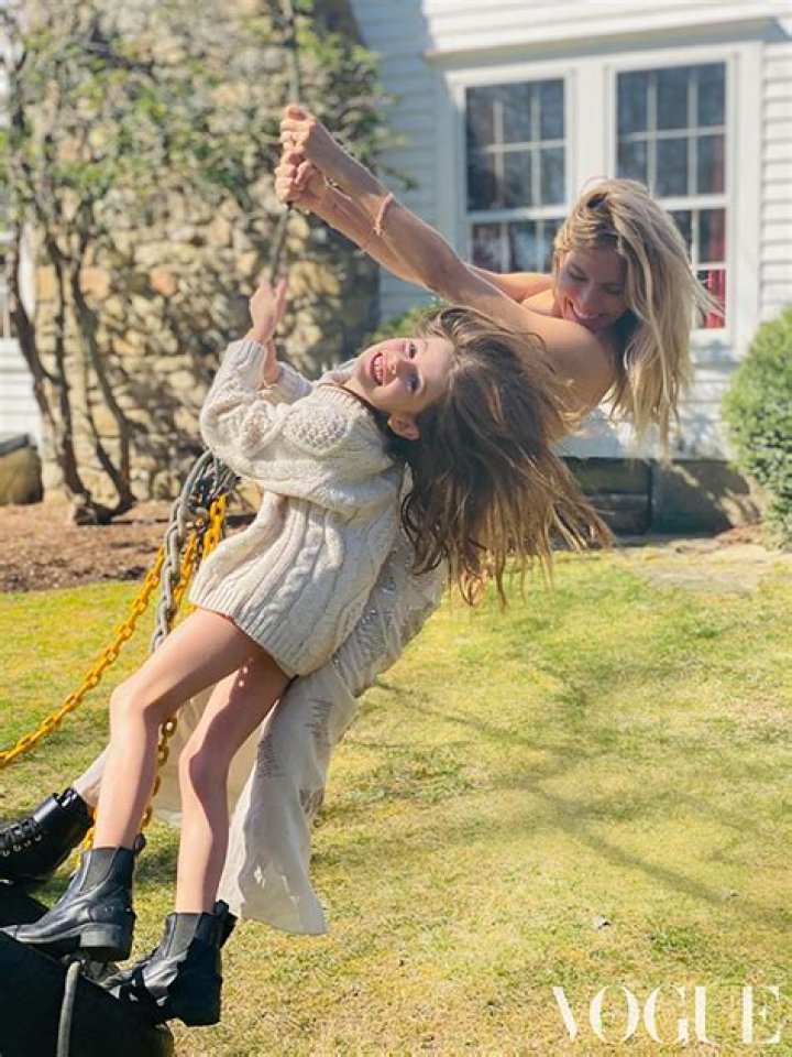 Sienna Miller’s Daughter In Photo For British ‘Vogue’s August Issue – Hollywood Life