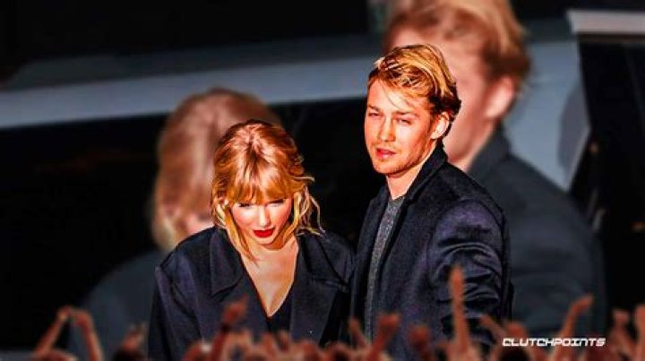 Taylor Swift’s Ex-Boyfriends — Which One Is ‘Shake It Off’ About? – Hollywood Life