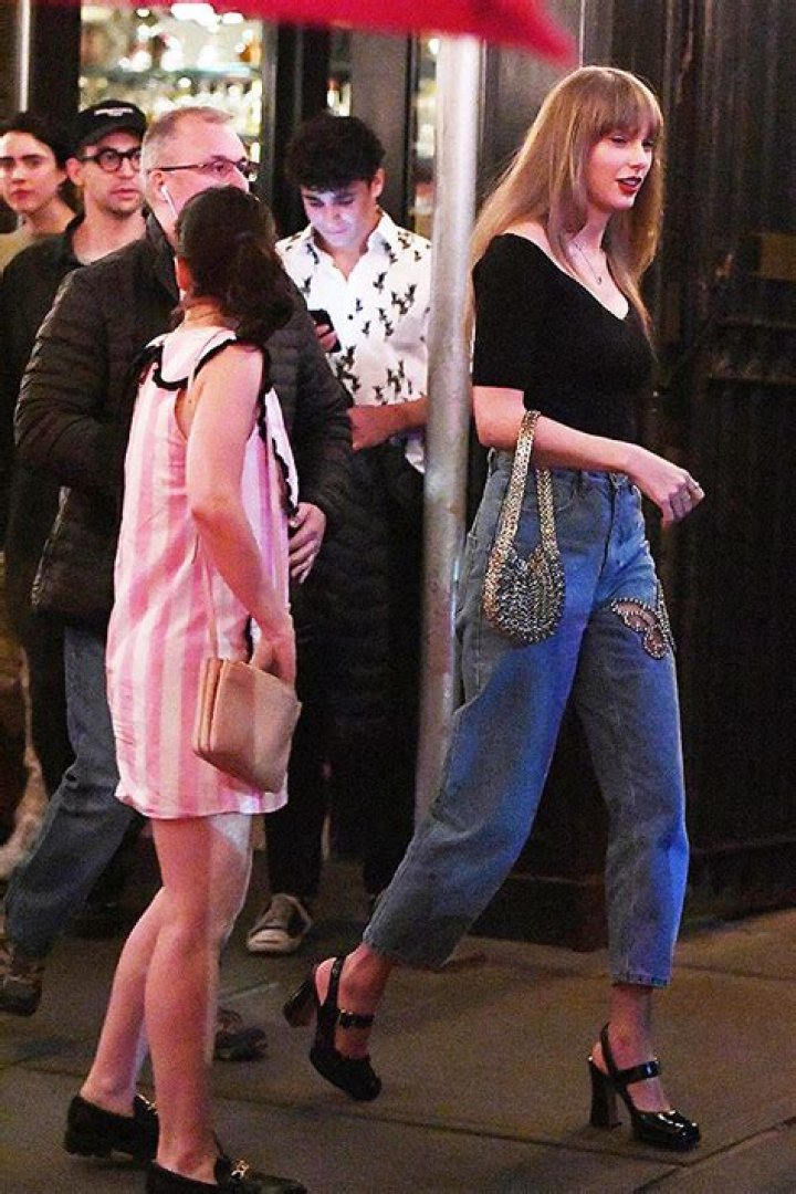 Taylor Swift Spotted Filming Secret Music Video In Liverpool: Photos – Hollywood Life