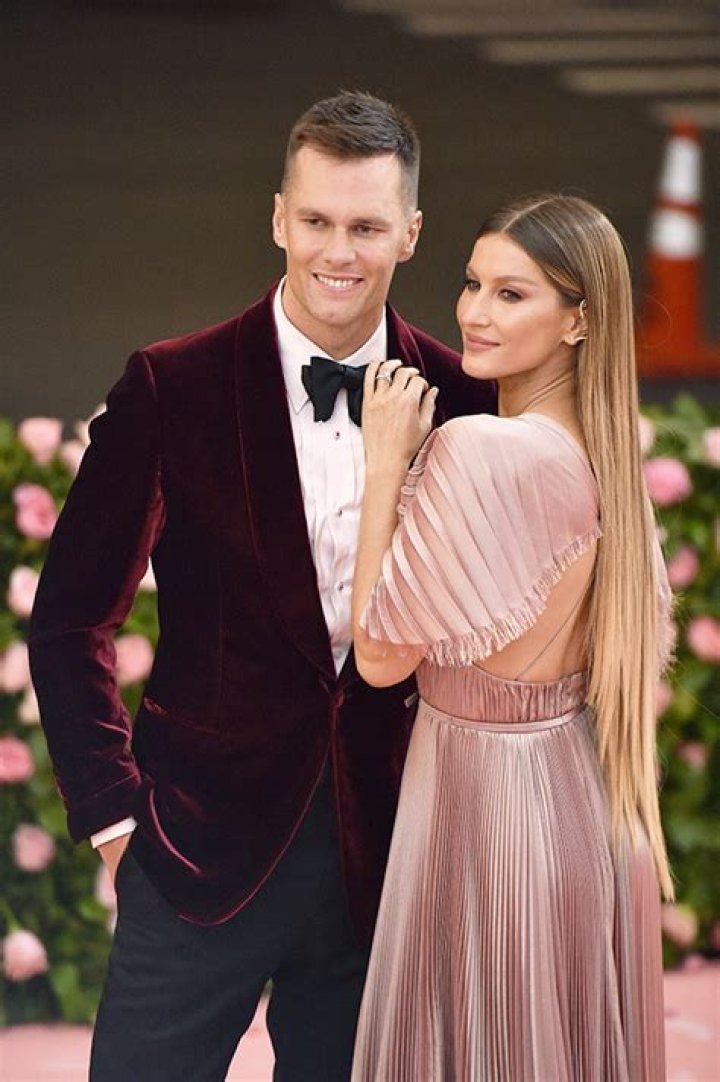 Tom Brady Shares Cryptic Emerson Quote After Gisele’s Divorce Comments – Hollywood Life